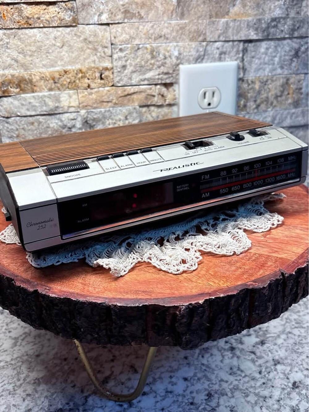 VINTAGE Realistic Chronomatic 252 AM/FM Clock Radio